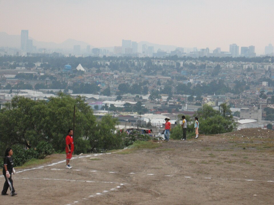 Vista aérea de un estadio argentino con humo de bengalas