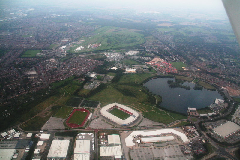 Vista aérea del estadio de Lanús con hinchas locales