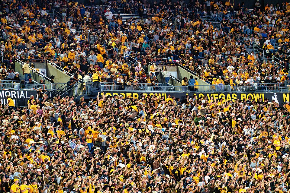 Hinchas mirando un partido ajustado en un bar deportivo