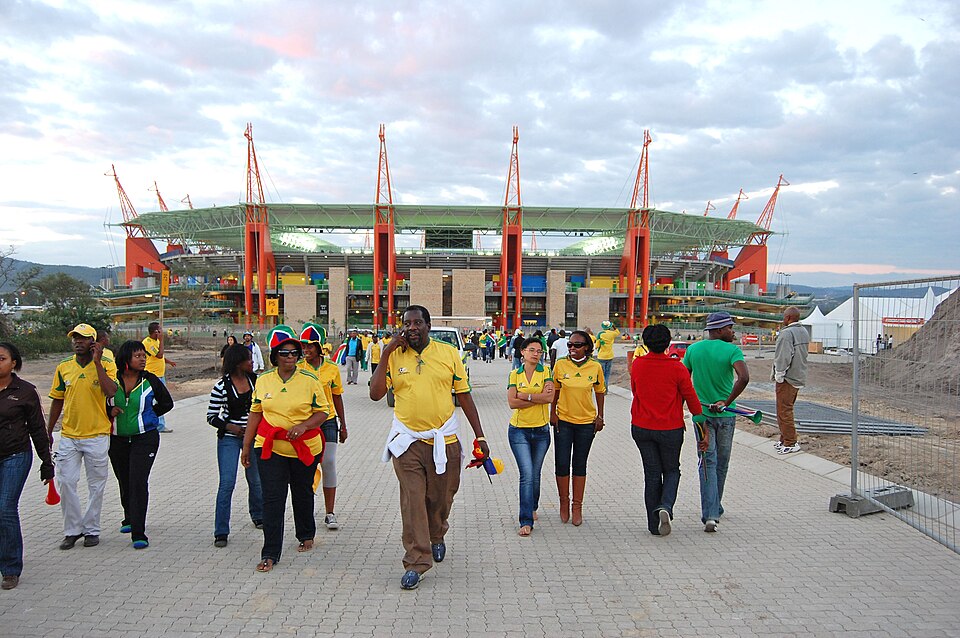 Hinchas viendo un partido europeo en un bar deportivo