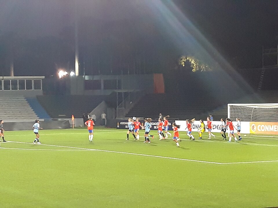 Árbitro de fútbol mostrando una tarjeta amarilla